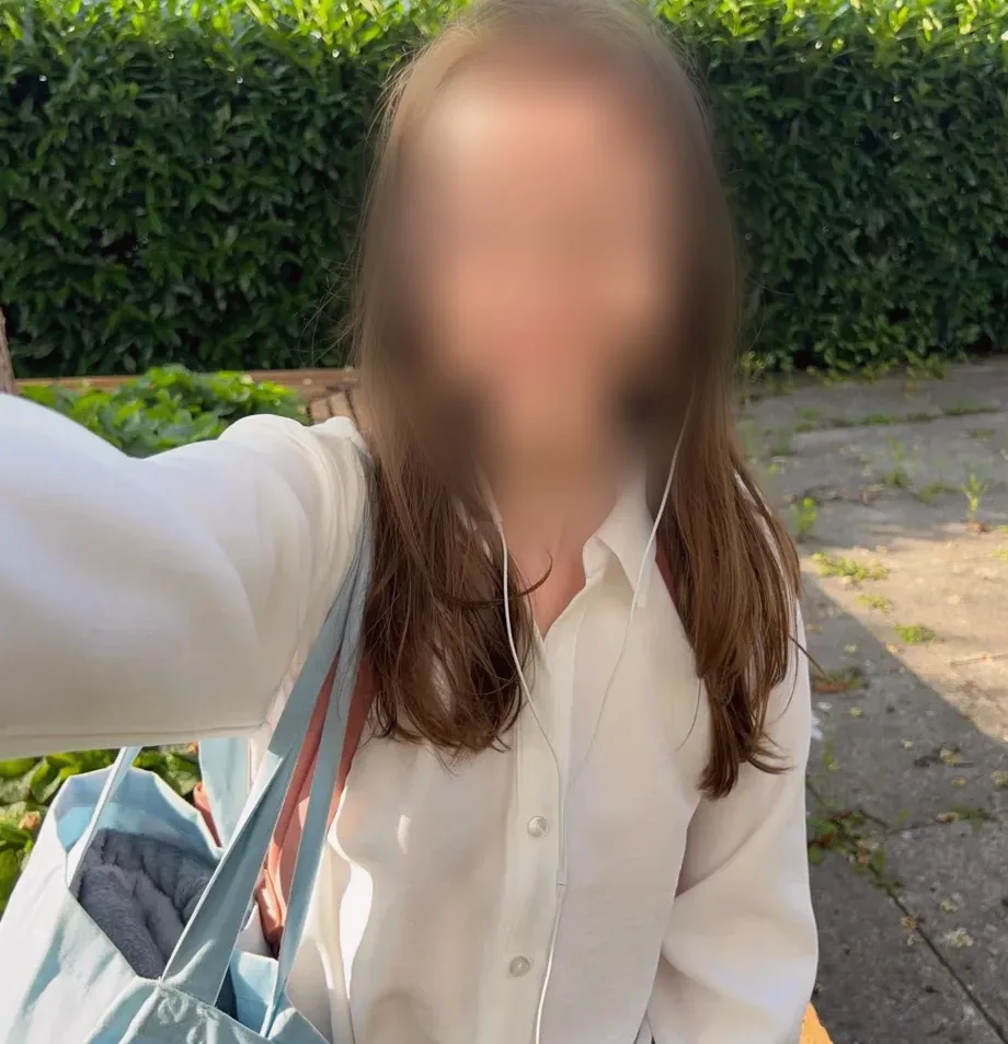 Evi, 22